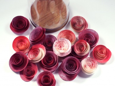 Gotowe róże z papieru w różnych kolorach (50934)