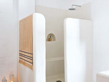 W łazience zamiast tradycyjnej kabiny prysznicowej właściciele postanowili zabudować wnękę murkiem. Stworzyli w ten...