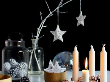 Świąteczne dekoracje,bożonarodzeniowe dekoracje,inspiracjhe i dekoracje na święta,ozdoby choinkowe,pomysł na świąteczną dekoracje do salonu biało-czarnego,biało-czarne dekoracje świąteczne,Boże Narodzenie w biało-czarnych dekoracjach,b (38527)