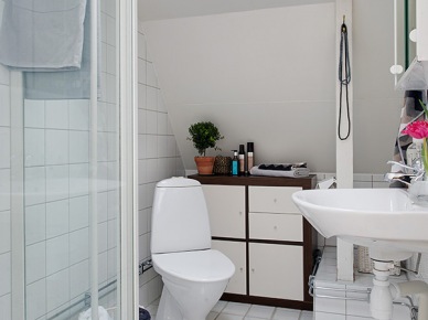 Praktycznie urządzona biała i mała łazienka z kabiną prysznicową (20816)