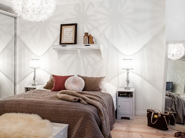 Beżowo-różowa aranżacja sypialni z lustrzaną szafą i białą ławką z drewna (21848)