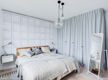 Aranżacja sypialni w delikatnych pastelowych barwach błękitu i szarości tworzy przyjemną, zachęcającą do wypoczynku aurę. Delikatne dodatki i drewniane łóżko dodatkowo wprowadzają ciepły...