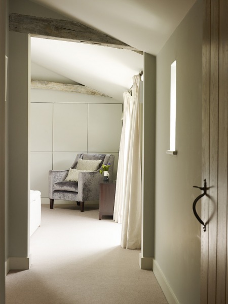 Jak wkompponować drewniane belki w nowoczesną aranżację sypialni ?