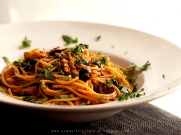 Yummy Lifestyle - Z uwielbienia dla jedzenia.: Spaghetti alla puttanesca. (9292)