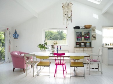 Kredens w stylu shabby i kolorowe rózne krzesła przy stole w białej jadalni (21747)