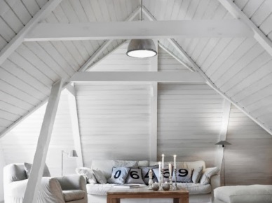 Biały salon pod skośnymi ścianami z białej boazerii,drewniana ława rustykalna i białe sofy z fotelami (26744)