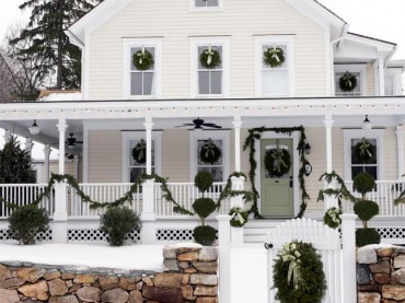 kolonialny dom w bieli i w przepięknych miętowo-pistacjowych dekoracjach świątecznych. Rzadko widzimy taki zestaw...