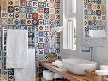 Absolutnie oryginalna aranżacja łazienki dzięki zaskakującej ścianie wyłożonej wielobarwnymi płytkami. Rozmaite wzory...