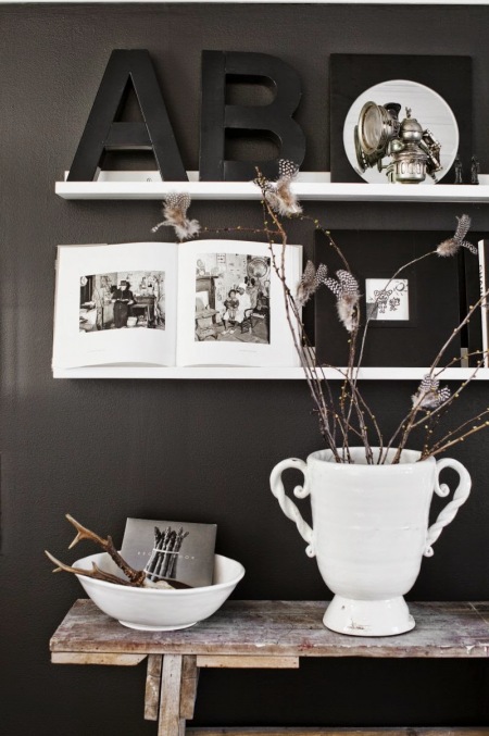 Czarna ściana,białe półki,dreniana postarzana ławka,drewniane czarne litery z drewna,biały wazon