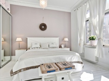 Sypialnia urządzona w stylu prowansalskim, słoneczna i jasna w odcieniach delikatnego...