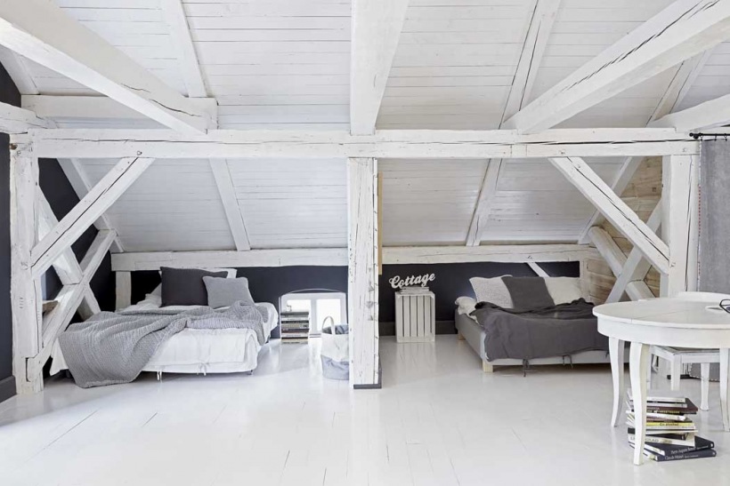 Biało-szare sypialnie pod skośnym drewnianym dachem