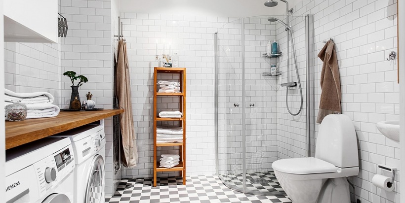 Drewniane detale w aranżacji białej łazienki w skandynawskim stylu