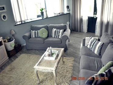 W salonie postawiono na budujące przytulność elementy, takie jak puszysty dywan, który jednocześnie potęguje subtelność...