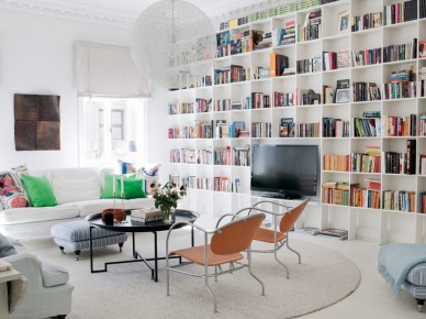 Piękna i oryginalna aranżacja mieszkania z imponującą biblioteką w salonie!
