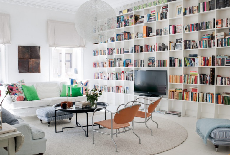 Piękna i oryginalna aranżacja mieszkania z imponującą biblioteką w salonie! (41496)
