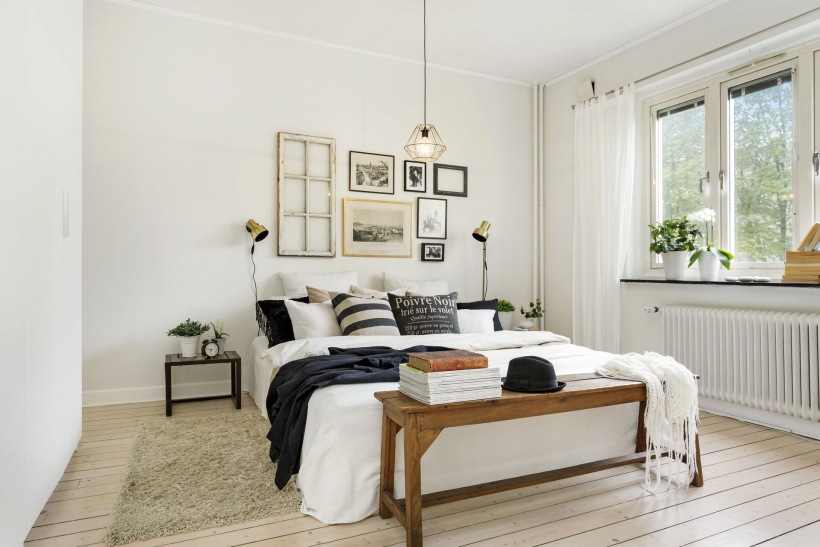 Jak wieszać grafiki i fotografie nad łóżkiem w białej sypialni w stylu skandynawskim ?