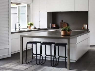 Białe nowoczesne szafki kuchenne z betonowym blatem i tradycyjnymi shuttersami (22935)