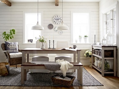 Białe lampy metalowe,drewniany stół,ławka, konsolka z półkami i wiklinowy fotel w aranżacji jadalni (24872)