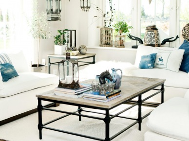 Metalowy stolik kawowy z drewnianym blatem,marokańskie latarenki i lampiony,białe sofy i niebieskie poduszki dekoracyjne (25169)