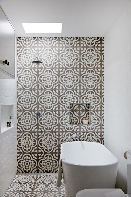 Płytki azulejos jako jedyna ozdoba w białej łazience