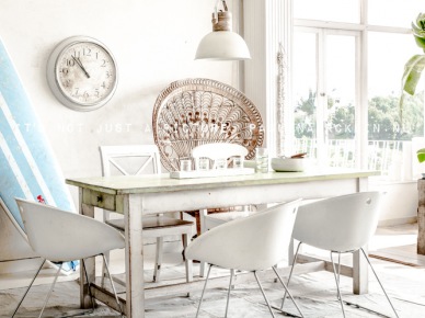 Biała aranżacja jadalni z bielonym stołem w stylu vintage i nowoczesnymi krzesłami na metalowych płozach (22485)