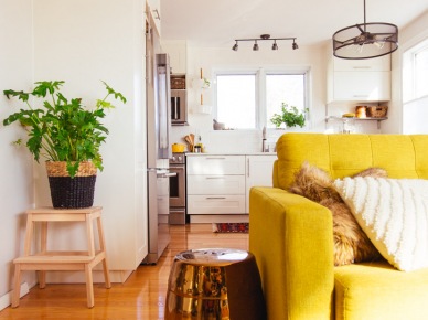 Żółta sofa w salonie (49195)