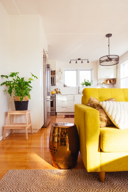 Żółta sofa w salonie