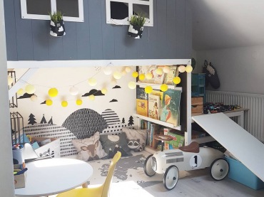 Główną atrakcją dla dziecka w pokoiku jest wybudowany pod krótszą ścianą domek, tworzący idealne miejsce do zabawy. Konstrukcja na kształt domku wykonana jest z drewnianych desek pomalowanych na...