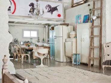 fotograf Manolo Yllera http://www.manoloyllera.com/ uwiecznił piękny, jasny i nietypowy loft, który znajduje się w Madrycie. Stylizowany na boho, czyli kreatywny, nieprzewidzialny i artystyczny. Beton choć surowy tutaj  wkomponował się ciepło w awangardę, czerwień i nietypowe zestawienia klasyki i industrializmu. Niesamowite , inne wnętrze....