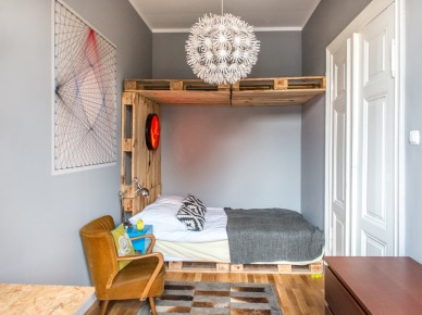 Eklektyczna sypialnia z drewnianym łóżkiem z palet (55943)