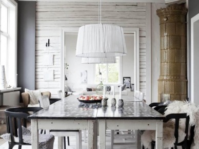 Biały stół z czarnym blatem,czarne skandynawskie krzesła,biała lampa wiszaca,drewniany sufit z białymi belkami w jadalni (25996)