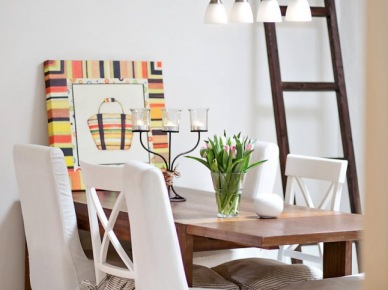 Krzesła w ubrankach,drewniana drabina i brązowy stół w jadalni (28304)