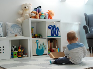 Białe szafki w błękitnym pokoju dziecięcym (50292)
