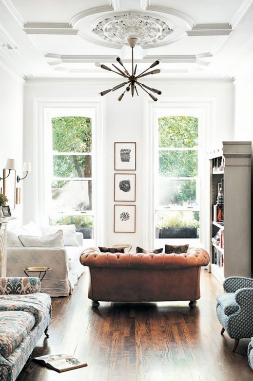 Żyrandol w salonie jeden z najbardziej charakterystycznych i efektownych zarazem sposobów dekorowania wnętrza....
