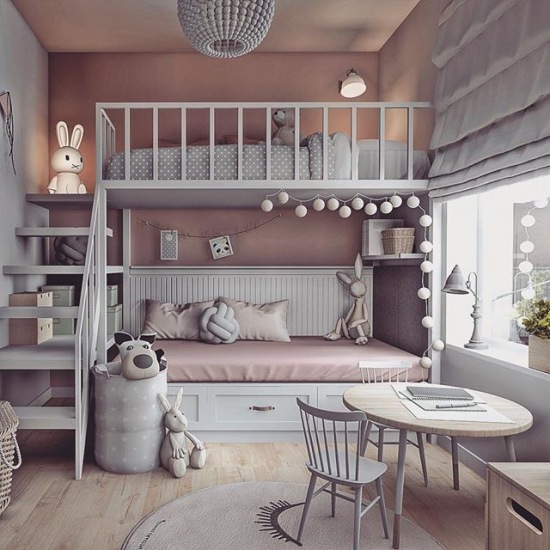 Pastelowy pokoik dziecięcy z piętrowym łóżkiem i dekoracją z cotton balls