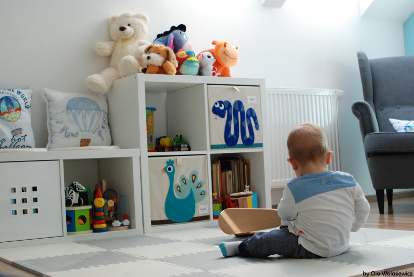 Białe szafki w błękitnym pokoju dziecięcym