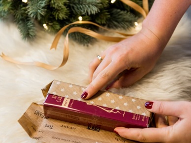 Pakowanie świątecznego upominku w papier (55330)
