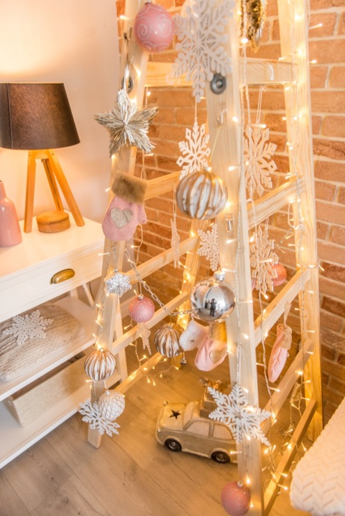 Stojąca w salonie drabina zapewnia dużo świątecznego klimatu. Wiszące dekoracje z bombek i gwiazdek połączone są z...