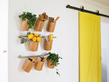 Drewniane pojemniczki zawieszone na ścianie pozwalają na wygodne przechowywanie akcesoriów kuchennych i ziół, a...
