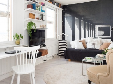 Czarno-biała fototapeta z arkadami w architekticznej perspektywie,czarna sofa,beżowy fotel,pólki na ścianach z TV i białe biurko (26262)