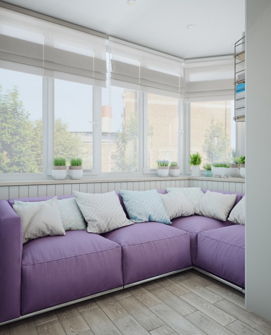 Mały salon z fioletową sofą i dużymi oknami
