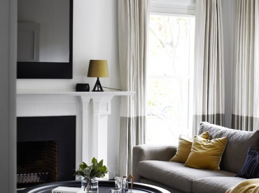 wyjątkowy dom nominowany do nagrody zaaranżowany przez australijskich dizajnerów- to nowoczesna wersja tradycyjnego domu - elegancka i i wyrafinowana, po prostu wyjątkowa i ponadczasowa. Kolory od bieli, przez szarości aż do wspaniałego kolor czerni typu węgiel drzewny. Wspaniałe posadzki, surowa, ale dramatycznie piękna aranżacja , wow...