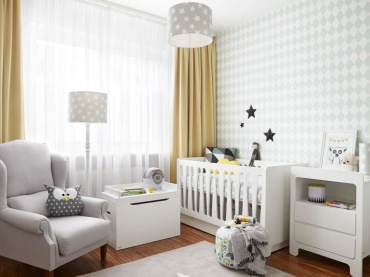 Jasny pokój dziecięcy dodatkowo rozświetlono biało-szarą kolorystyką, zwiększając w ten sposób optycznie przestrzeń....