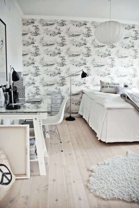 Kombinacja białego, srebrnego i czarnego koloru w sypialni