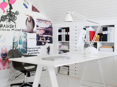 Białe biurko nowoczesne,biała lampa na biurku,biała zabudowa z pólkami i szufladami pod skośnym dachem i pomysłowa ściana z naklejonymi plakatami i napisami (26155)