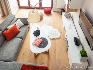 W salonie drewniana podłoga tworzy świetną bazę i zapewnia ten ciepły odbiór wnętrza. Tradycyjny rozkład, czyli sofa i...