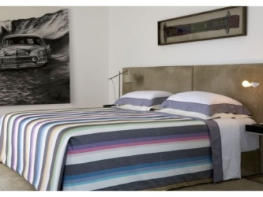 jak udekorować łóżko w nowoczesnej sypialni ? wystarczy wybrać narzutę w ulubionych kolorach - paski zawsze są modne i...