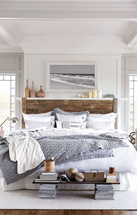 Drewniane łóżko w aranżacji szarej sypialni