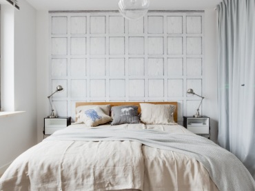 Aranżacja dość wysokiej sypialni, w której jasna kolorystyka zwiększa optycznie przestrzeń. Drewniana rama łóżka wprowadza sporo naturalności do wnętrze, a wzorzyste poduszki subtelnie dekorują...