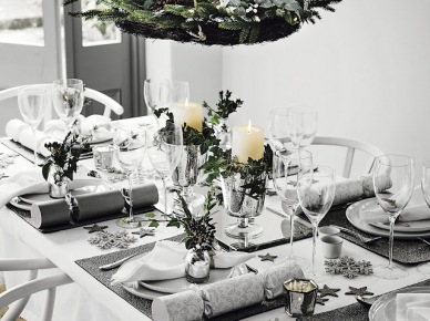 Biało-szara dekoracja stołu w stylu skandynawskim (47784)